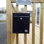 Forestbrook - Cheerful Two Bedroom Tiny House Ferienhaus *