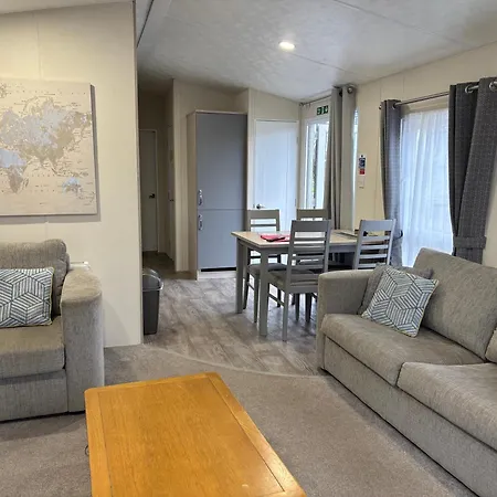 Forestbrook - Cheerful Two Bedroom Tiny House Ferienhaus *