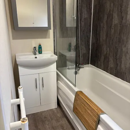 Forestbrook - Cheerful Two Bedroom Tiny House קרליסל